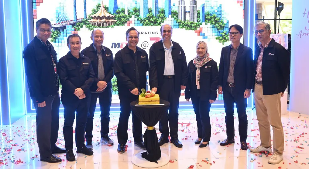 MDEC Chairman, Ganesh Kumar Bangah (centre right) and MDEC CEO, Anuar Fariz Fadzil (centre left) with their senior leadership team at an event to commemorate MDEC 30th anniversary 